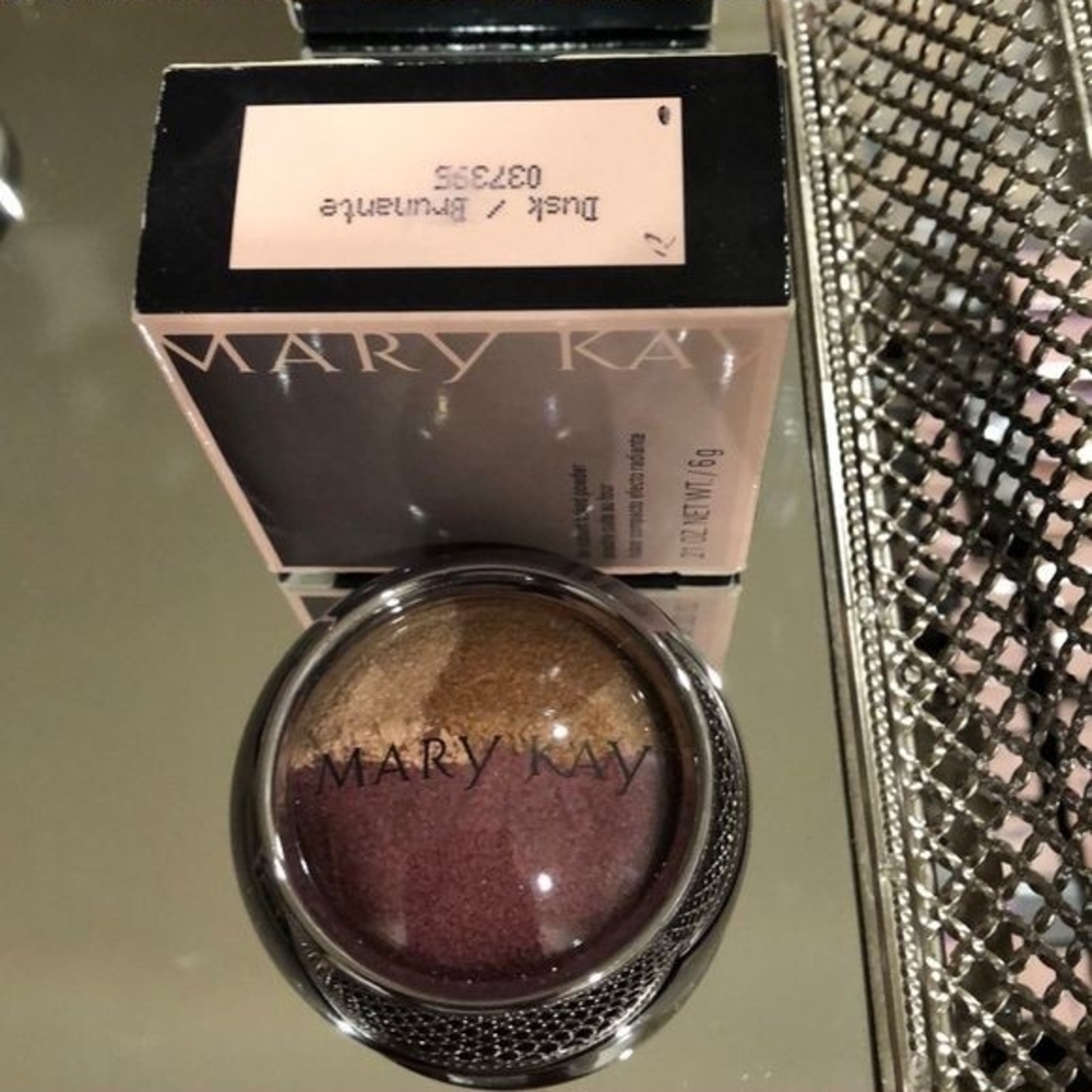 Mary Kay be radiant baked powder. Dusk brunette color.